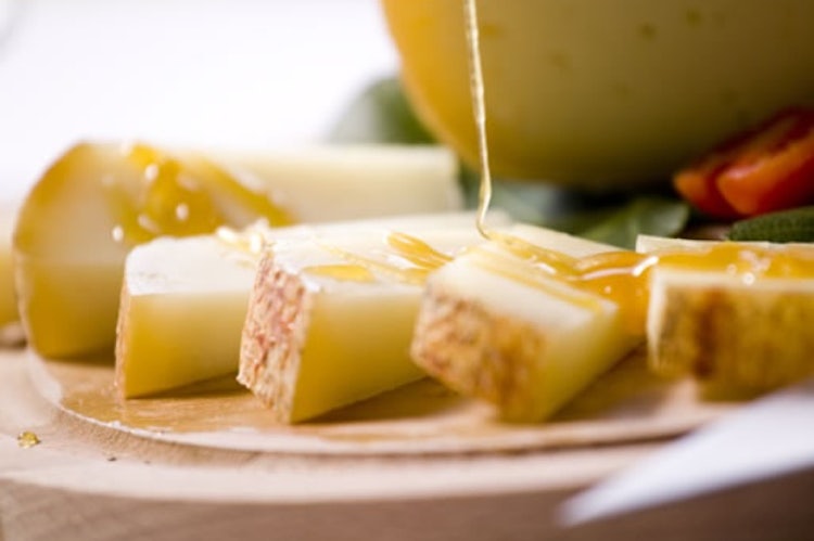 learn-about-pecorino-cheese-in-tuscany-buying-tasting-bringing-it-home