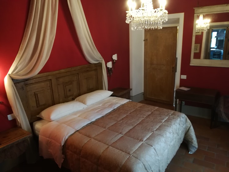 Elegant and Romantic Bedroom at Agriturismo Vicolabate